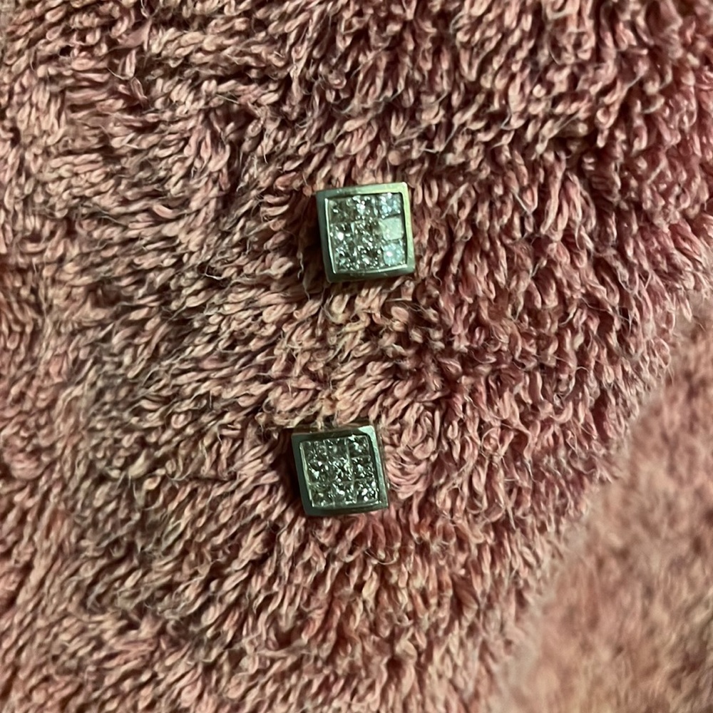 Beautiful 14k diamond earrings.